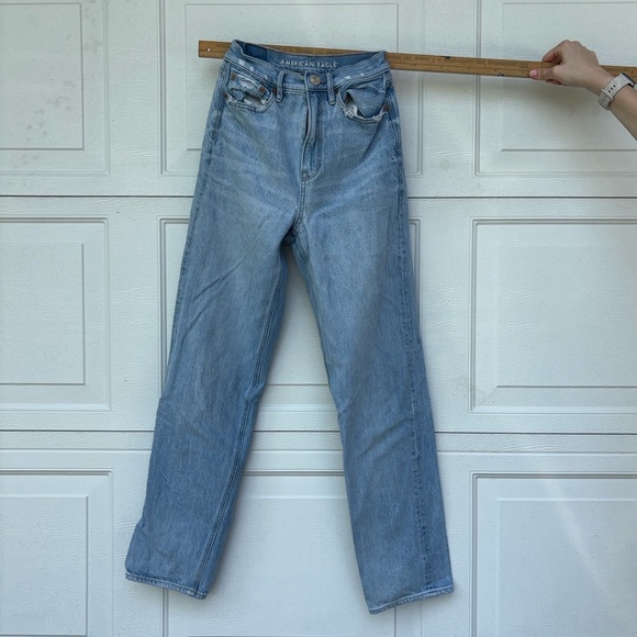 American Eagle High Waisted Mom Jeans
Size 0 Regular - Picture 1 of 2